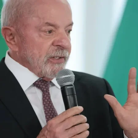 A 17 DIAS DAS ELEIÇÕES, LULA ANUNCIA REAJUSTE NO BOLSA FAMÍLIA