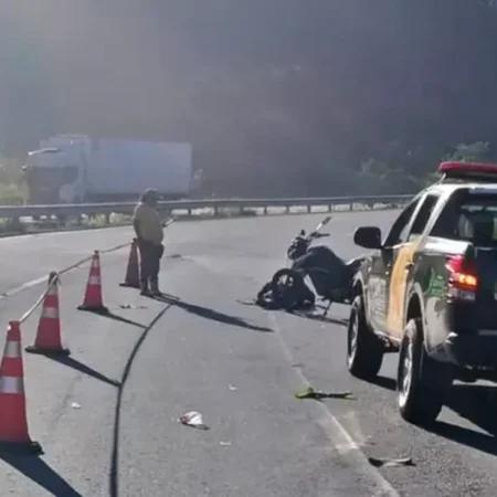ACIDENTE ENTRE MOTO E CAMINHÃO DEIXA TRÂNSITO PARCIALMENTE INTERDITADO