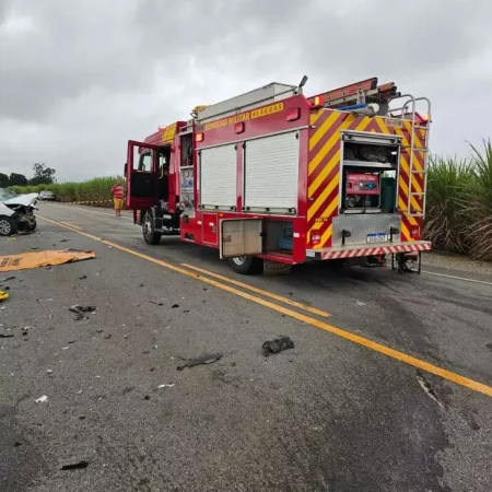 IDOSO DE 70 ANOS FICA FERIDO APÓS COLISÃO ENTRE CARRO E MOTO