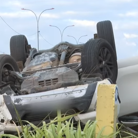CARRO BATE EM MURETA E CAPOTA PRÓXIMO À PONTE