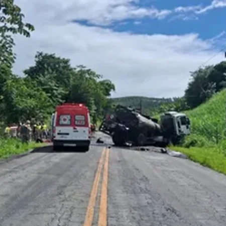 ENGAVETAMENTO DE 4 VEÍCULOS DEIXA UM MORTO E FERIDOS EM RODOVIA DE ALAGOAS