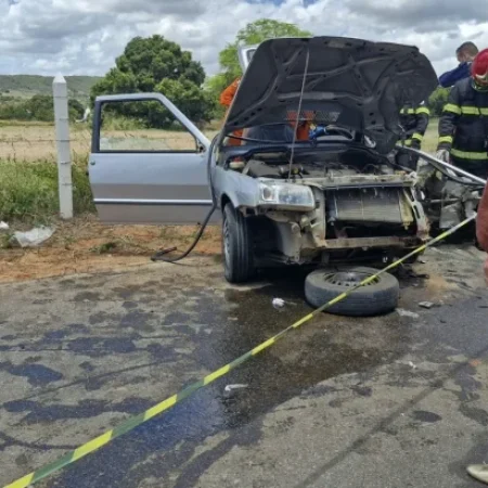 CAMINHONETE INVADE CONTRAMÃO E ATINGE CARRO COM PAI E FILHA; VEJA IMAGENS