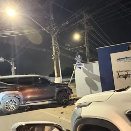 MULHER FICA FERIDAS APÓS MOTORISTA AVANÇAR SINAL E CAUSAR ACIDENTE