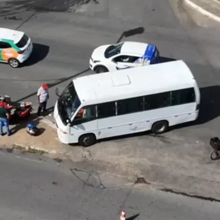 ACIDENTE ENTRE MOTO E MICRO-ÔNIBUS DEIXA CONDUTORA FERIDA