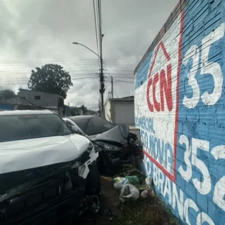 MOTORISTA AVANÇA PLACA DE PARE E CAUSA ACIDENTE; VEÍCULOS COLIDIRAM CONTRA MURO