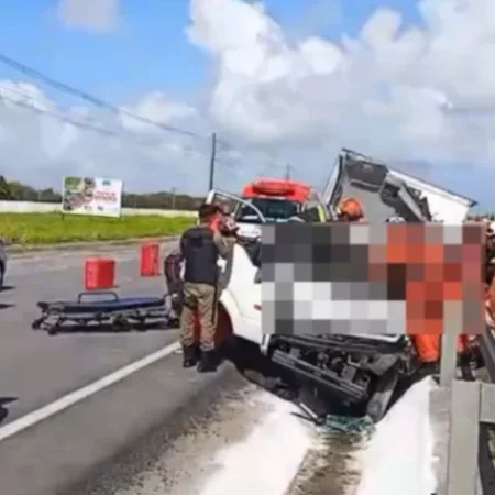 MOTORISTA DE CAMINHÃO FICA FERIDO APÓS VEÍCULO TOMBAR