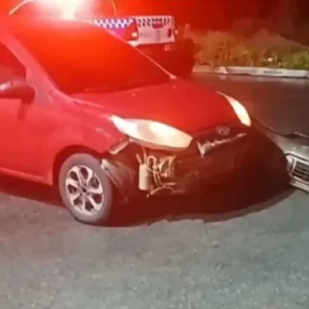 MOTOCICLISTA ENTRA NA CONTRAMÃO E BATE EM CARRO