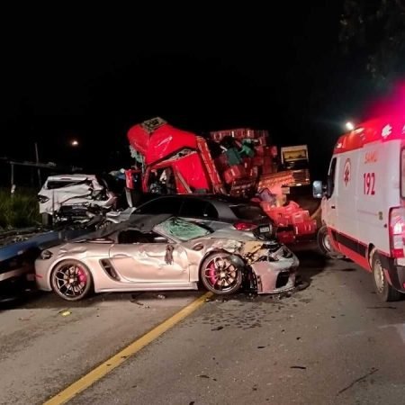 ACIDENTE GRAVE ENTRE CAMINHÃO E CARRETA COM VEÍCULOS DE LUXO DEIXA UM MORTO NA BR-10