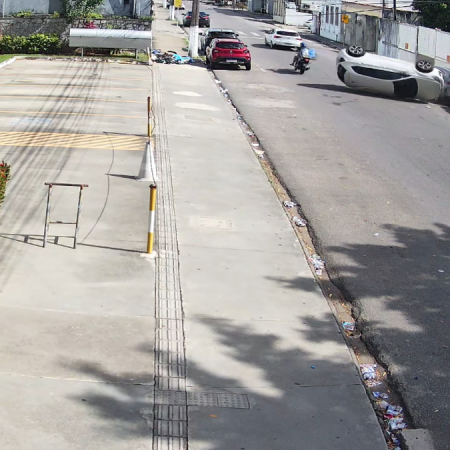 MOTORISTA PERDE O CONTROLE, BATE EM CARRO ESTACIONADO E CAPOTA