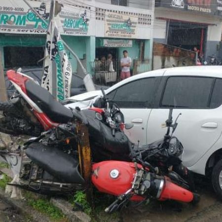 CARRO DESGOVERNADO DERRUBA POSTE E ATINGE VEÍCULOS EM OFICINA NA BR-104