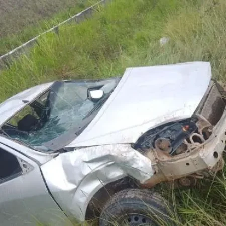 APÓS CAPOTAR, CARRO VAI PARAR FORA DE RODOVIA; 2 FERIDOS SOCORRIDOS