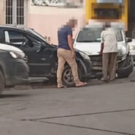 COLISÃO ENVOLVE DOIS CARROS NAS PROXIMIDADES DE CRUZAMENTO DE VIA