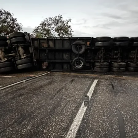 FAMÍLIA FICA FERIDA APÓS CARRETA TOMBAR E INTERDITAR BR-101