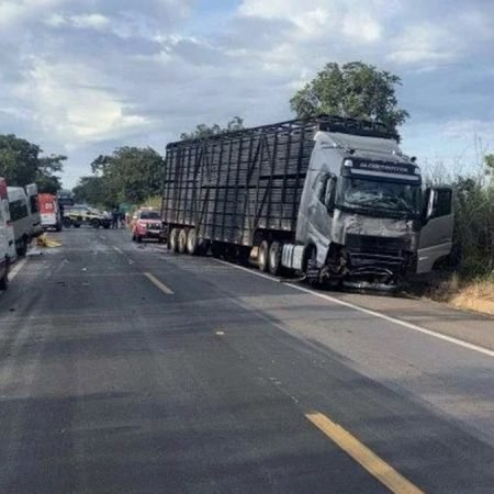 TRAGÉDIA: OITO MORREM EM COLISÃO ENTRE VAN, CARRO E CAMINHÃO NO ENTORNO DO DF; OUTROS OITO FICAM FERIDOS