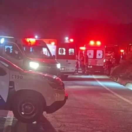 ACIDENTE COM ÔNIBUS DE TURISMO DEIXA AO MENOS 3 MORTOS