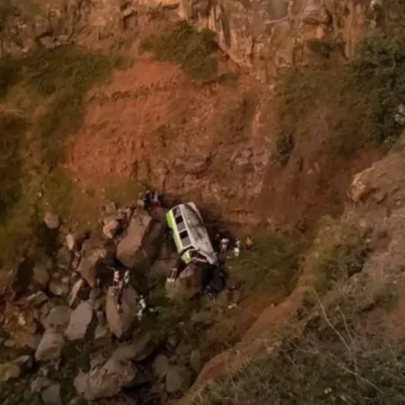 ACIDENTE COM ÔNIBUS DEIXA PELO MENOS 25 MORTOS EM CABO VERDE