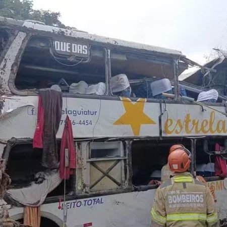 ACIDENTE COM ÔNIBUS DE TURISMO DEIXA NOVE MORTOS NO RIO DE JANEIRO
