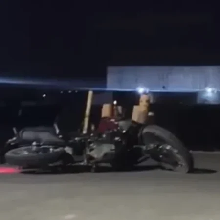 ACIDENTE ENTRE CARRO E MOTO DEIXA DUAS PESSOAS FERIDAS NA AL-145