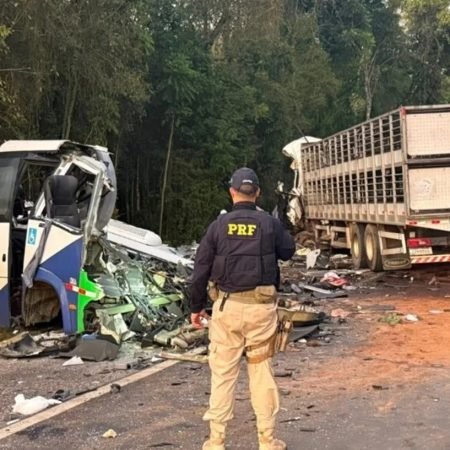 ACIDENTE ENTRE MICRO-ÔNIBUS E CARRETA DEIXA 23 MORTOS