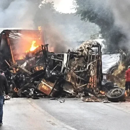 ACIDENTE ENTRE ÔNIBUS E CARRETA DEIXA AO MENOS 8 MORTOS EM RODOVIA