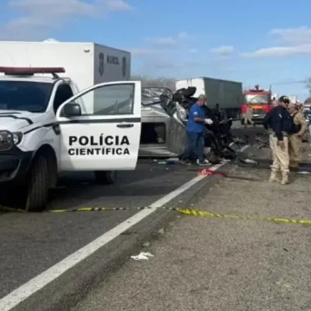 ACIDENTE ENTRE VAN E CAMINHONETE DEIXA AO MENOS SEIS MORTOS NA PB