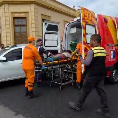 VIATURA DA PM E MOTO POR APP BATEM EM CRUZAMENTO E HOMEM É SOCORRIDO