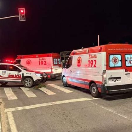 TRÊS PESSOAS FICAM FERIDAS APÓS COLISÃO ENTRE CARRO E MOTOS