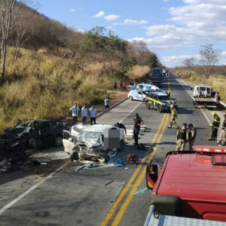 BATIDA ENTRE DOIS CARROS DEIXA CINCO MORTOS E TRÊS FERIDOS
