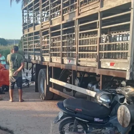 ACIDENTE ENTRE MOTO E CAMINHÃO DEIXA DOIS FERIDOS NA ZONA RURAL
