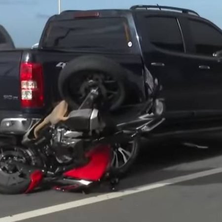 ACIDENTE COM CAMINHONETE DEIXA MOTOCICLISTA FERIDO E TRÂNSITO LENTO