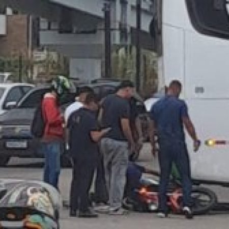 MOTO E ÔNIBUS BATEM EM CRUZAMENTO NA SAÍDA DA UFAL E TRÂNSITO FICA LENTO
