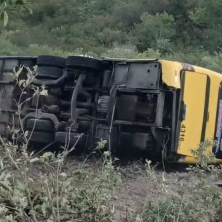 ÔNIBUS COM ROMEIROS TOMBA E DEIXA MORTOS E FERIDOS NO CEARÁ