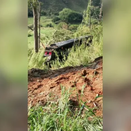 ÔNIBUS FRETADO CAI EM RIBANCEIRA E DEIXA AO MENOS SEIS MORTOS
