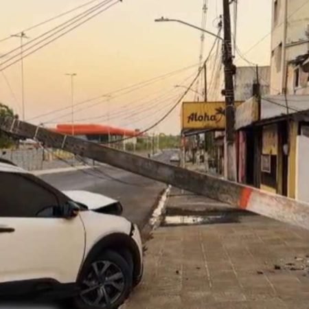 CARRO BATE EM POSTE, DEIXA MOTORISTA FERIDO E REDE ELÉTRICA EXPOSTA; VÍDEO