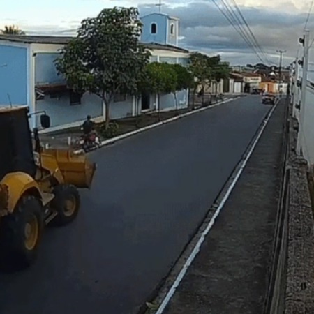 MOTOCICLISTA É FECHADO POR RETROESCAVADEIRA E MORRE AO BATER EM ÁRVORE