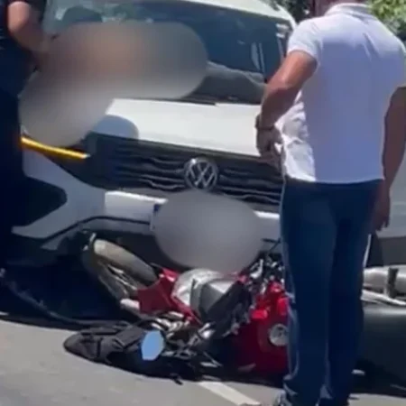 MULHER É ARREMESSADA CONTRA CAPÔ DE CARRO E FICA FERIDA EM COLISÃO