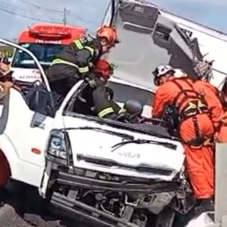 CAMINHÃO TOMBA E DEIXA VÍTIMA PRESA ÀS FERRAGENS