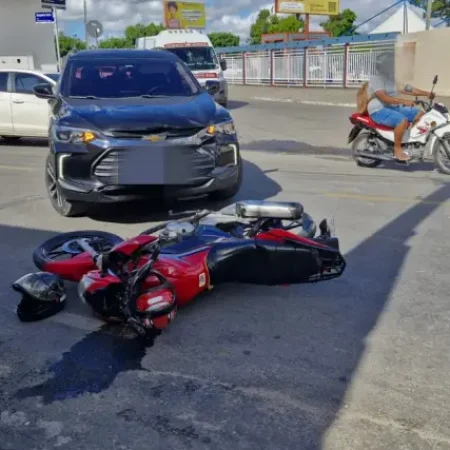 COLISÃO FRONTAL EM CRUZAMENTO DEIXA MOTOCICLISTA FERIDO