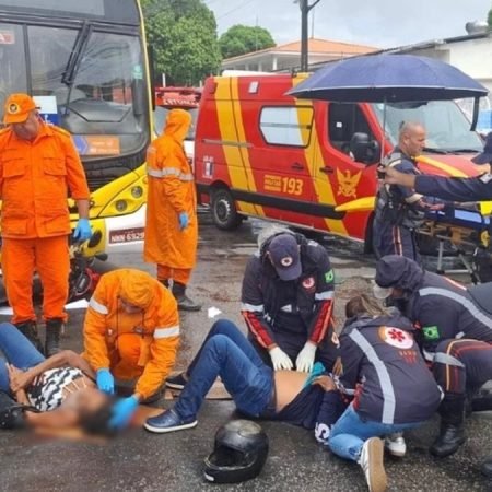 DUAS PESSOAS SÃO SOCORRIDAS APÓS COLISÃO ENTRE ÔNIBUS E MOTO