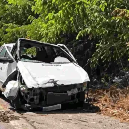 CARRO FICA DESTRUÍDO APÓS ACIDENTE NA VÁRZEA GRANDE