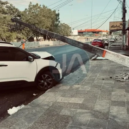 MOTORISTA FICA FERIDO APÓS CARRO COLIDIR COM POSTE