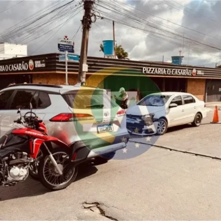 COLISÃO ENTRE CARRO E DUAS MOTOS DEIXA MOTOCICLISTAS FERIDOS