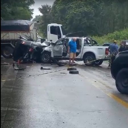 COLISÃO ENTRE CARROS DEIXA UM MORTO E MULHER FERIDA NA BR-316; VÍDEO