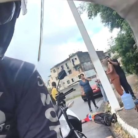 MOTOCICLISTA MORRE APÓS COLIDIR CONTRA POSTE