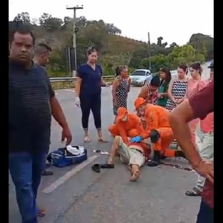 IDOSO SOFRE TRAUMATISMO CRANIANO APÓS COLISÃO ENTRE MOTO E CARRO NA BR-104