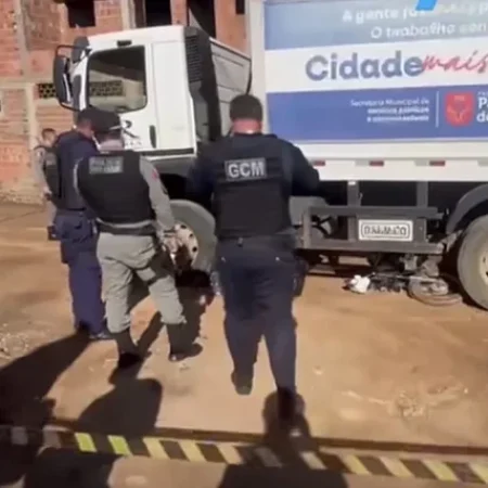 IDOSO MORRE APÓS COLISÃO ENTRE MOTOCICLETA E CAMINHÃO DE COLETA DE LIXO