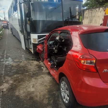MULHER FICA PRESA ÀS FERRAGENS APÓS COLISÃO ENTRE ÔNIBUS E CARRO