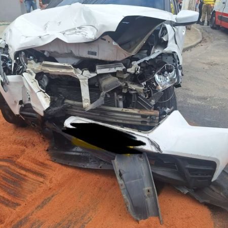 COLISÃO ENTRE DOIS VEÍCULOS DEIXA MOTORISTA PRESO ÀS FERRAGENS