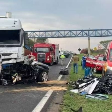 VÍDEO MOSTRA CARRO BATENDO DE FRENTE COM CARRETA; MOTORISTA MORREU