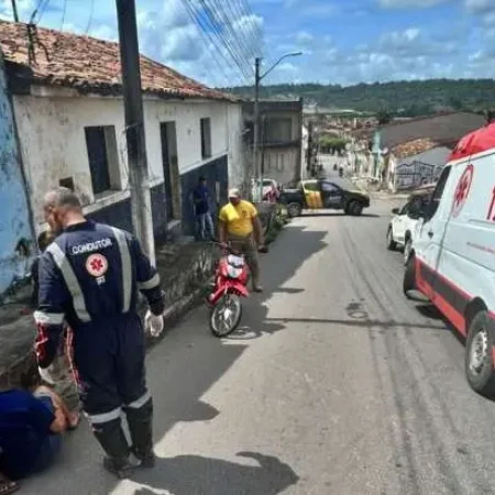 MOTOCICLISTA FICA FERIDO APÓS COLISÃO FRONTAL COM CARRO
